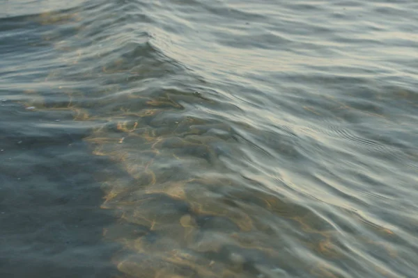 Красивая Чистая Морская Вода Волнами Фоне Пляжа — стоковое фото