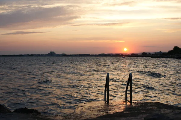 Schöner Sonnenuntergang Mit Steinigem Betonsteg Mit Metallstufen Die Ins Meer — Stockfoto