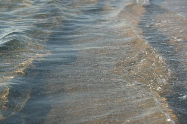 Klart Havsvatten Med Havsvågor Gyllene Sand Bakgrund — Stockfoto