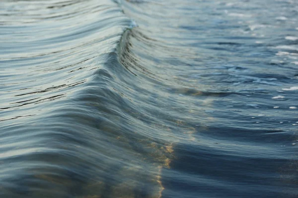 有海浪背景的水晶清澈海水 — 图库照片