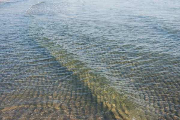 海清澈的水和海浪在海滩的背景 — 图库照片