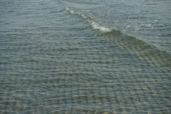 Pequeñas Olas Costeras Orilla Del Mar Con Fondo Agua Clara —  Fotos de Stock