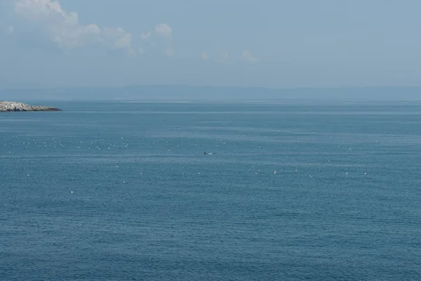Utsikt Över Havet Och Den Blå Himlen — Stockfoto