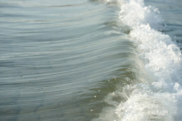 Vackra Havsvågor Klart Vatten Den Soliga Stranden Bakgrund — Stockfoto