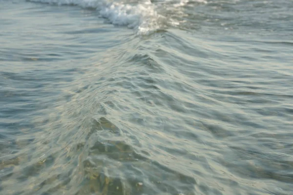 Krullende Zee Golven Helder Water Zonnige Strand Achtergrond — Stockfoto