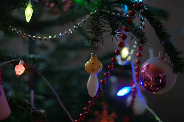 Sapin Vert Avec Des Jouets Colorés Des Guirlandes Dans Fond — Photo