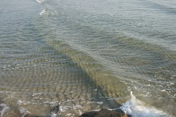 清澈的海水 在海岸背景上有蓝色的波浪 — 图库照片