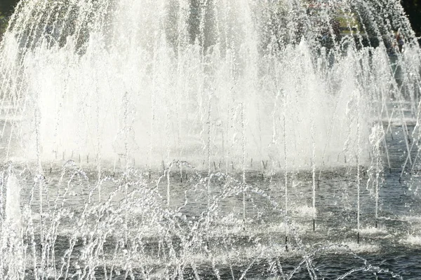 Perto Salpicos Fluxo Água Fonte Cidade Com Jatos Espuma Água — Fotografia de Stock