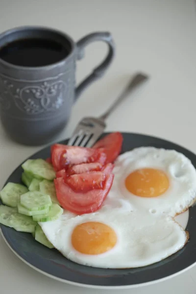 Śniadanie Smażonym Omletem Dwoma Jajkami Plasterkami Pomidorów Ogórkami Filiżanką Herbaty — Zdjęcie stockowe