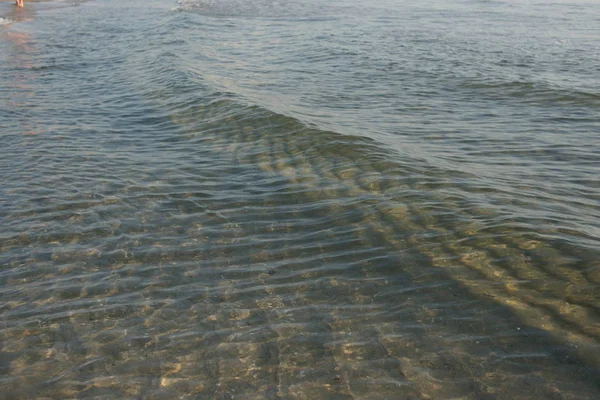 清澈的海水 海滨背景上有卷曲的波浪 — 图库照片