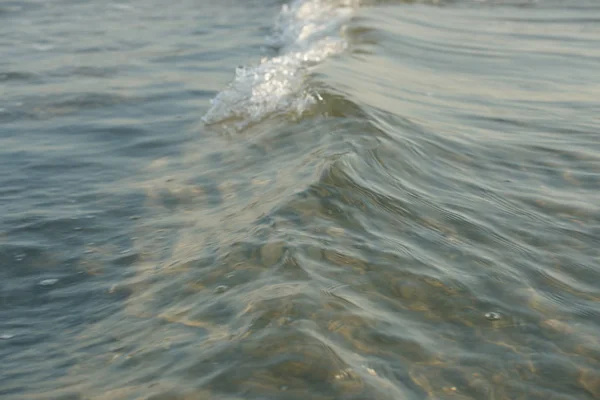 Ondas Mar Encaracolado Água Clara Fundo Praia Ensolarada — Fotografia de Stock