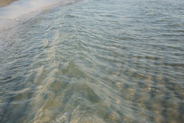 令人惊奇的海清澈的水与海浪在海滩的背景 — 图库照片