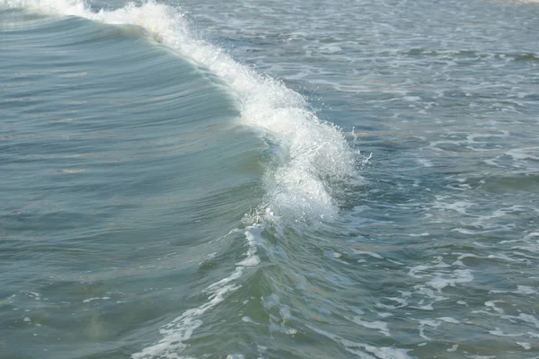 美丽而清澈的海水 有海浪在海滩的背景 — 图库照片