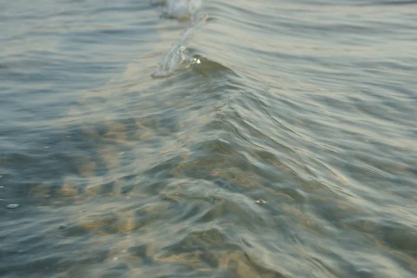 Кудрявые Морские Волны Чистой Воде Солнечном Фоне Пляжа — стоковое фото