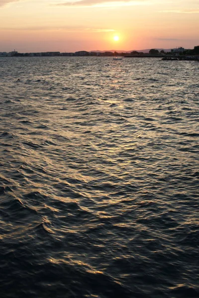 美丽的落日落在海岸上 深蓝色的海水映衬着海港背景 — 图库照片