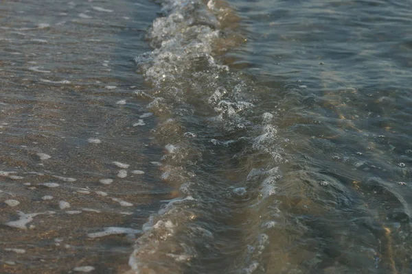 Krásná Čistá Mořská Voda Vlnami Pláži Pozadí — Stock fotografie