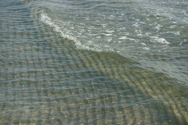 Klare Und Grüne Meereswellen Auf Meeresoberfläche Abstrakter Hintergrund — Stockfoto