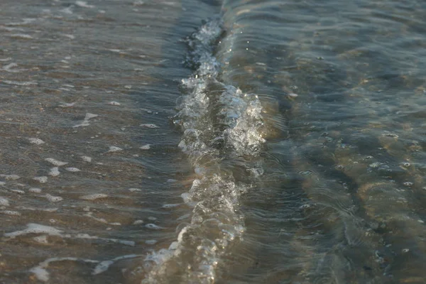 Bela Clara Água Mar Com Ondas Fundo Praia — Fotografia de Stock