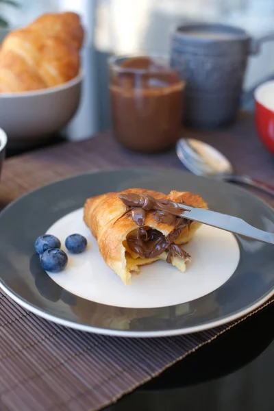 Lekker Ontbijt Met Bosbessen Verse Croissants Met Chocoladepasta Koffie Met — Stockfoto