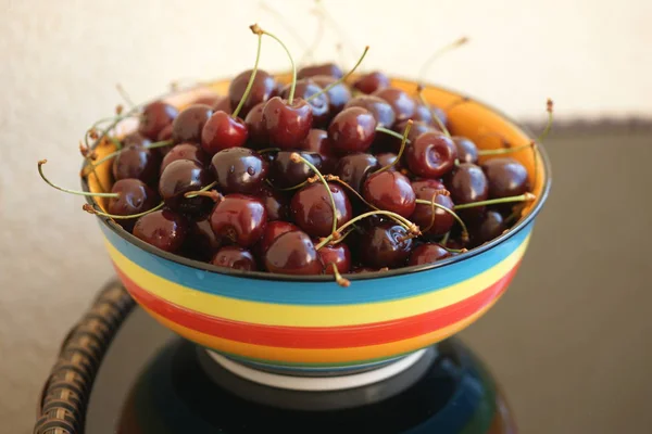 Cerises Mûres Fraîches Dans Bol Coloré Sur Fond Noir — Photo