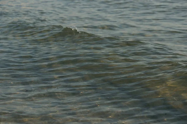 ビーチの背景に波のあるきれいな海水は — ストック写真