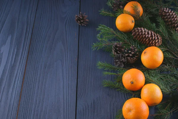 Mandarines Avec Des Cônes Des Branches Sapin Noël Sur Fond — Photo