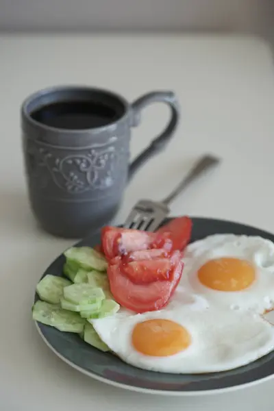 Morning Breakfast Fried Omelette Two Eggs Slices Tomatoes Cucumbers Tea — Stok fotoğraf