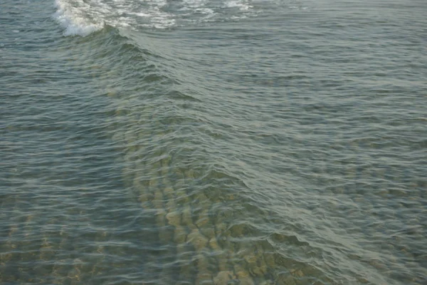 Petites Vagues Côtières Claires Sur Bord Mer Avec Fond Bleu — Photo