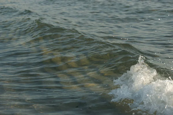 ビーチの背景に波のあるきれいな海水は — ストック写真