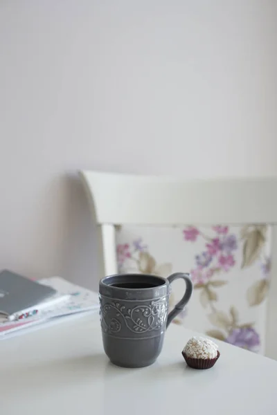 Csésze Fekete Tea Édes Természetes Cukorka Fehér Asztal Háttér — Stock Fotó