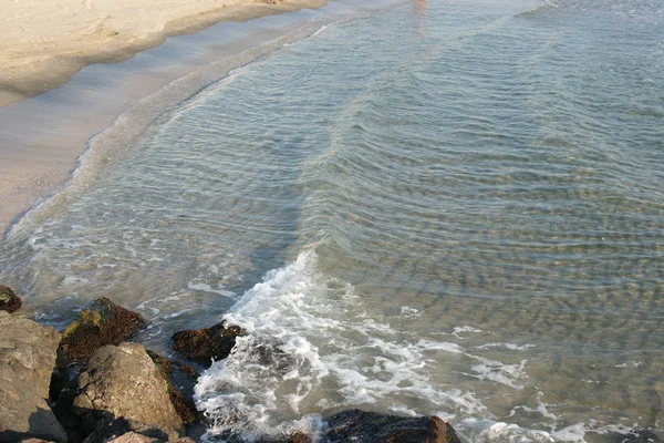 Klart Havsvatten Med Blå Vågor Havet Strand Bakgrund — Stockfoto