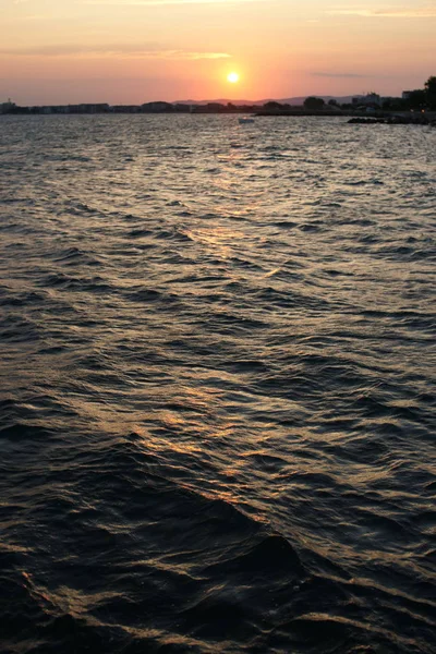 Όμορφο Ηλιοβασίλεμα Στην Ακτή Καταγάλανα Νερά Στο Βυθό Του Λιμανιού — Φωτογραφία Αρχείου