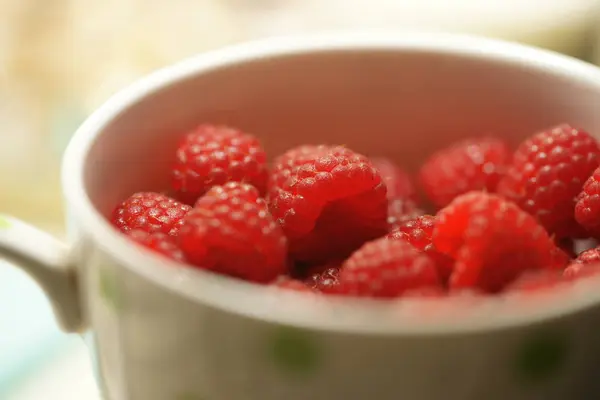 Frambuesas Maduras Frescas Fondo Taza Blanca — Foto de Stock