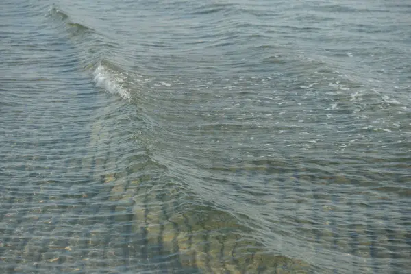 Petites Vagues Côtières Bord Mer Avec Fond Eau Claire — Photo