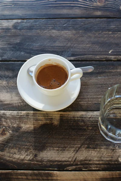 Weiße Tasse Starken Heißen Kaffee Espresso Mit Glas Auf Holztischhintergrund — Stockfoto