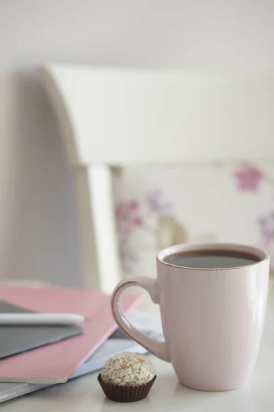 Vaaleanpunainen Teekuppi Karkkia Valkoisella Pöydällä Taustalla — kuvapankkivalokuva
