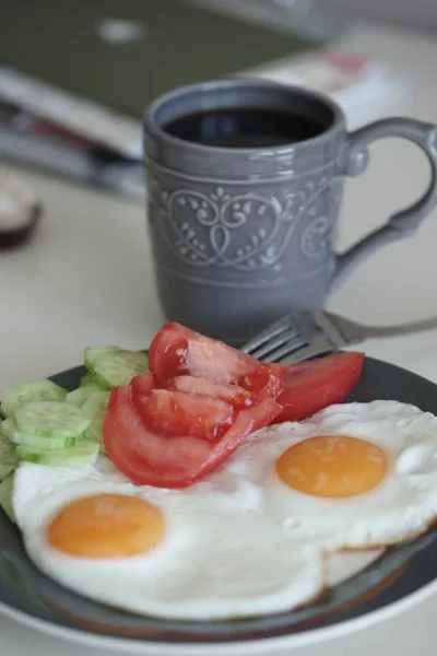 Smaczne Śniadanie Smażonego Omleta Plasterki Pomidorów Ogórków Filiżanką Herbaty — Zdjęcie stockowe