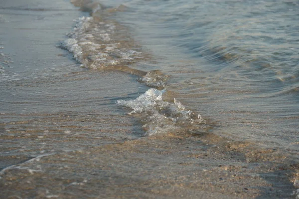 Belle Onde Del Mare Acque Limpide Sullo Sfondo Della Spiaggia — Foto Stock