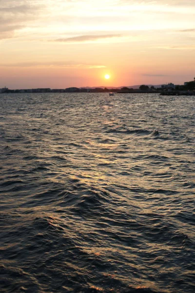 Romántico Atardecer Orilla Con Reflejo Rayos Sol Agua Mar Fondo — Foto de Stock