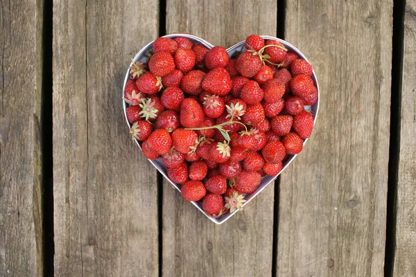 Fresas Frescas Rojas Cuenco Forma Corazón Sobre Fondo Madera Marrón — Foto de Stock