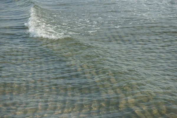 Ondas Pequenas Costeiras Costa Mar Com Fundo Água Clara — Fotografia de Stock