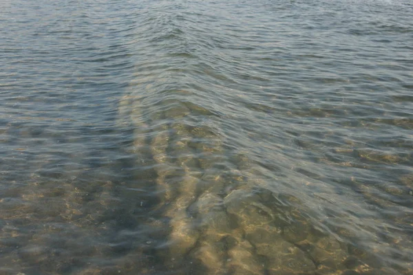 令人惊奇的海清澈的水与海浪在海滩的背景 — 图库照片