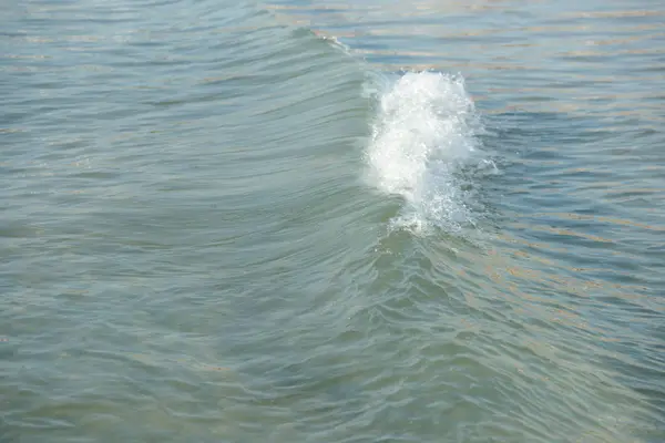 美丽而清澈的海水 有海浪在海滩的背景 — 图库照片