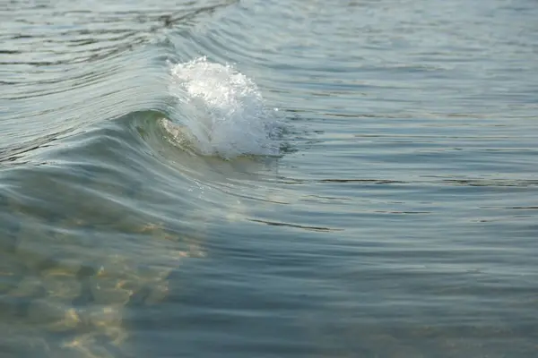 海の結晶と明確な波の背景を持つ海水 — ストック写真