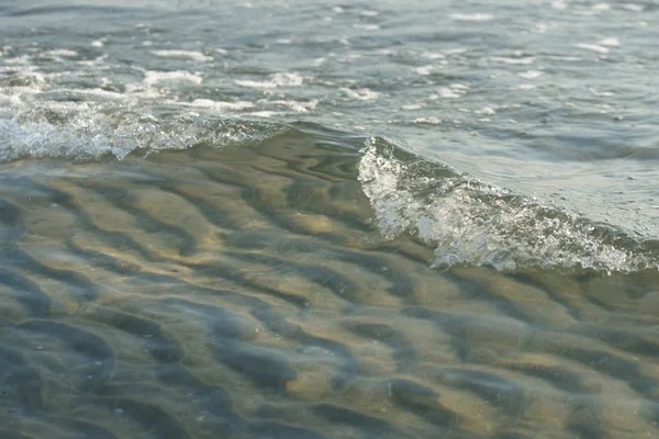 在阳光明媚的海滩背景上 清澈的海水中的卷曲海浪 — 图库照片