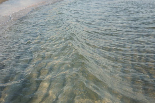 Удивительное Море Чистая Вода Волнами Пляже Фоне — стоковое фото