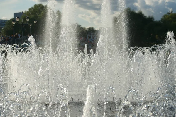 Salpicos Fluxo Água Fonte Cidade Com Jatos Espuma Água — Fotografia de Stock