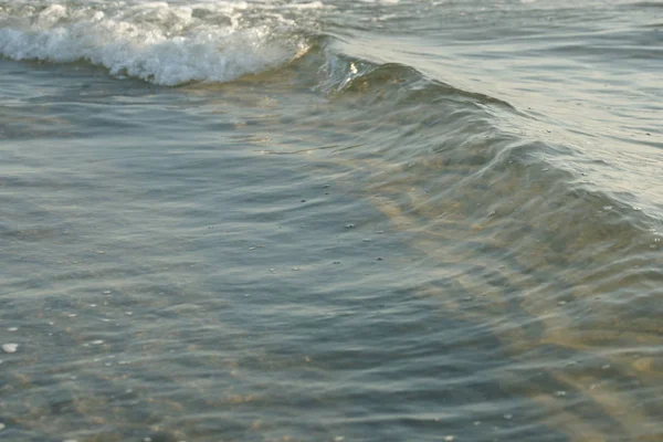 Mooi Helder Zeewater Met Golven Het Strand Achtergrond — Stockfoto