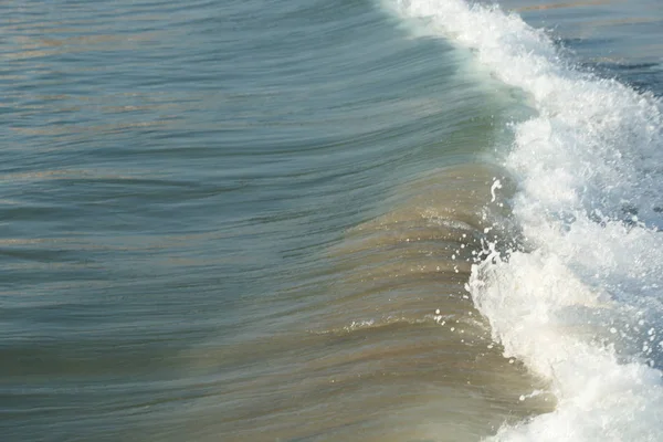 Καθαρά Κύματα Της Θάλασσας Ηλιόλουστη Ακτή Τοπίο — Φωτογραφία Αρχείου