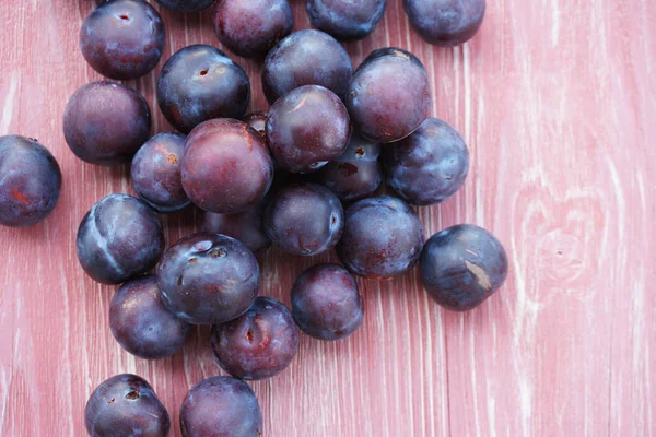 Ripe Purple Plums Pink Wooden Table Background — Stock Photo, Image